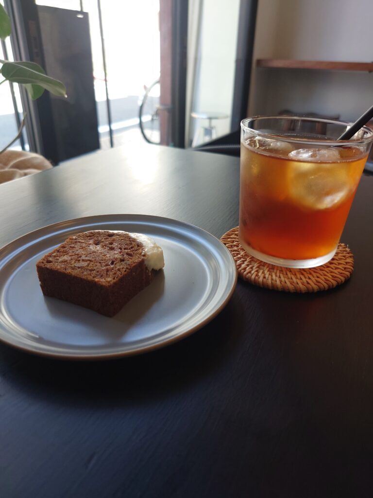 113 CAFE Chuo, Meguroキャロットケーキとアイスティー