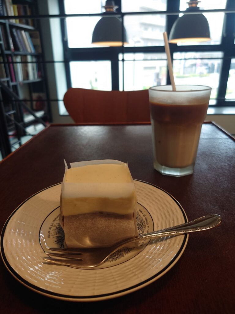 カフェラテ(ice)とキャロットケーキ